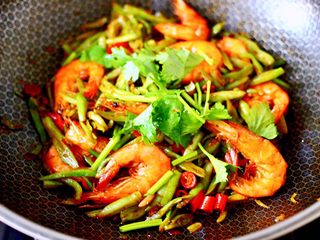 18、芸豆丝爆虾,大火翻炒均匀后，撒上香菜段即可关火。