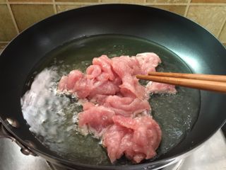 4、孜然辣肉片, 锅里坐油烧热码入肉片