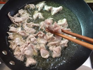 5、孜然辣肉片,全程中火翻炒至熟