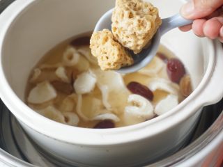 7、花胶（新西兰鳕鱼胶）炖牛奶,7、2小时后加入石蜂糖。