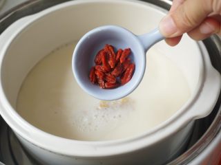 9、花胶（新西兰鳕鱼胶）炖牛奶,9、加入枸杞。