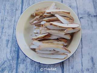 1、青椒炒豆干,豆干6片切成条状