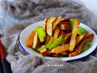 12、青椒炒豆干,豆干营养丰富，有大量蛋白质还含有钙、磷、铁等多种人体所需的矿物质。豆腐干既香又鲜，久吃不厌，被人称为“素火腿”。