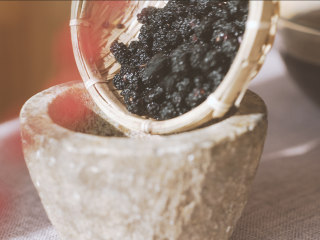 2、乌圣糕,黑桑葚