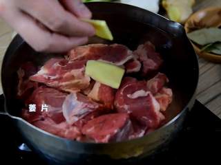 2、红烧牛腩炖萝卜—入冬了，来上这一锅马上让你整个人都暖起来,冷水入锅焯水，加入料酒、姜片。