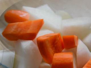 4、红烧牛腩炖萝卜—入冬了，来上这一锅马上让你整个人都暖起来,白萝卜、胡萝卜去皮切块。