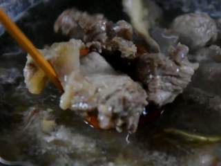 5、红烧牛腩炖萝卜—入冬了，来上这一锅马上让你整个人都暖起来,撇净浮沫，捞出备用。