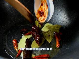 7、红烧牛腩炖萝卜—入冬了，来上这一锅马上让你整个人都暖起来,加1勺郫县豆瓣酱炒出红油。