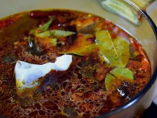 12、红烧牛腩炖萝卜—入冬了，来上这一锅马上让你整个人都暖起来,花椒装入调味包入锅（直接入锅亦可），再加入冰糖。