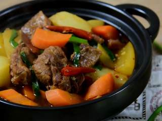 16、红烧牛腩炖萝卜—入冬了，来上这一锅马上让你整个人都暖起来,香气浓郁，好吃又解馋。