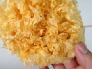 1、银耳汤,如图干银耳