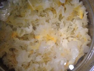 3、银耳汤,如图洗干净，撕小