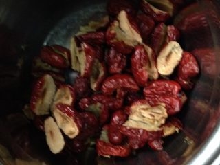 4、银耳汤,如图红枣去核