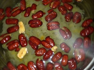 5、银耳汤,如图银耳红枣一起熬，熬好后加冰糖