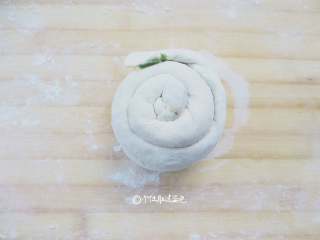 9、家常韭菜饼,从面团一边开始往内卷，卷成圆型