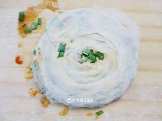 10、家常韭菜饼,轻轻将面团压扁