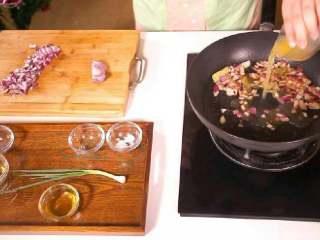 9、法式香橙煎鸭胸 , 加入橙子汁略煮片刻。