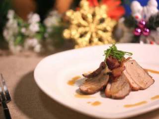 12、法式香橙煎鸭胸 ,把煮好的汤料浇在盘中，香葱切成丝，放在鸭胸肉上装饰即可