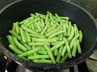 6、干煸豇豆,加入豇豆