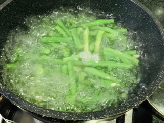 7、干煸豇豆,煮2分钟