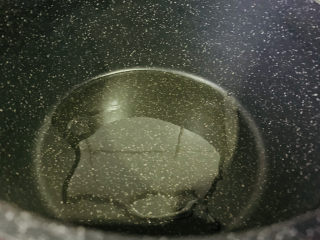 9、干煸豇豆,锅加食用油，烧热