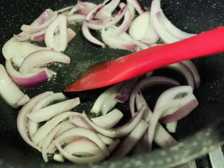 10、干煸豇豆,加入洋葱，炒香