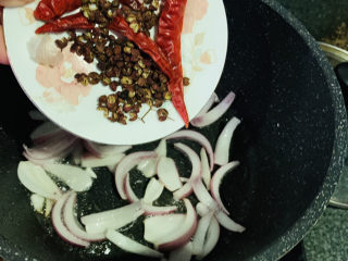 11、干煸豇豆,加入辣椒和花椒，炒香