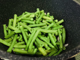 12、干煸豇豆,加入豇豆，翻炒