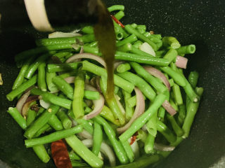 13、干煸豇豆,加入料酒，炝锅