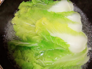 2、白菜包肉,锅中烧开水，将白菜烫两分钟待用。