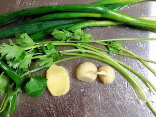 3、白菜包肉,准备好葱姜蒜、香菜。