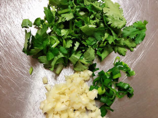 4、白菜包肉,配菜切好待用。