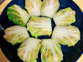 11、白菜包肉,逐一包好放入盘中。