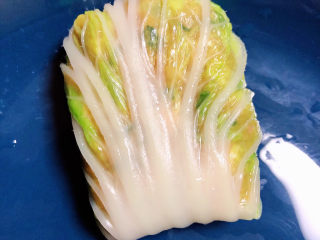 10、白菜包肉,从一头卷起，包裹起来。