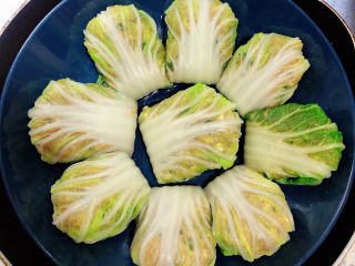 12、白菜包肉,放入蒸锅中，开锅蒸12分钟。