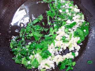 14、白菜包肉,锅中倒入油，放入葱蒜、香菜爆香。