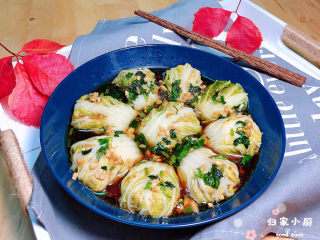 17、白菜包肉,将烧好的汤汁浇在菜上，白菜包肉即可上桌了！