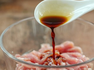 3、芹菜土豆炒肉丝,放入容器中加两汤匙生抽