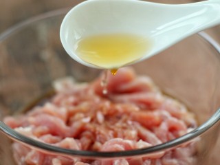 4、芹菜土豆炒肉丝,一汤匙料酒