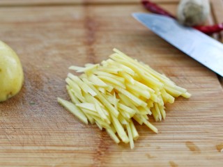 8、芹菜土豆炒肉丝,土豆去皮切条状