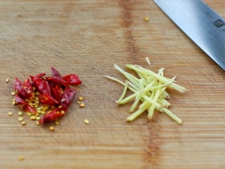 9、芹菜土豆炒肉丝,姜切丝、红干椒切斜段