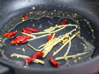 12、芹菜土豆炒肉丝,用锅中底油炒香姜丝和红干椒