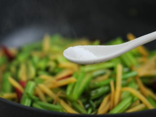 18、芹菜土豆炒肉丝,待汤汁快干时调入适量盐