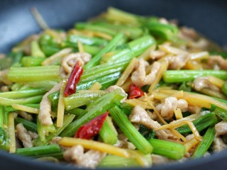 21、芹菜土豆炒肉丝,与锅中食材一起炒匀盛出即可