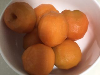 1、好好ci牌 杏子果酱,将杏子 去皮 太酸了 我就去了皮