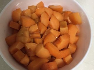 2、好好ci牌 杏子果酱,切块 撒少许盐 ，看前辈们说，撒了盐会没有那么酸。腌制了10分钟左右。