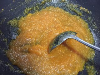 6、好好ci牌 杏子果酱,小火熬制了十分钟，搅拌不能停。