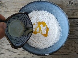 3、腐乳葱香饼,加入适量食用油(加入食用油会使饼皮更加酥脆)。