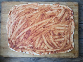 11、腐乳葱香饼,把压碎的腐乳均匀抹在面皮上。