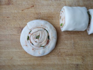 15、腐乳葱香饼,把切好的饼竖起来，用手按扁成饼坯。
